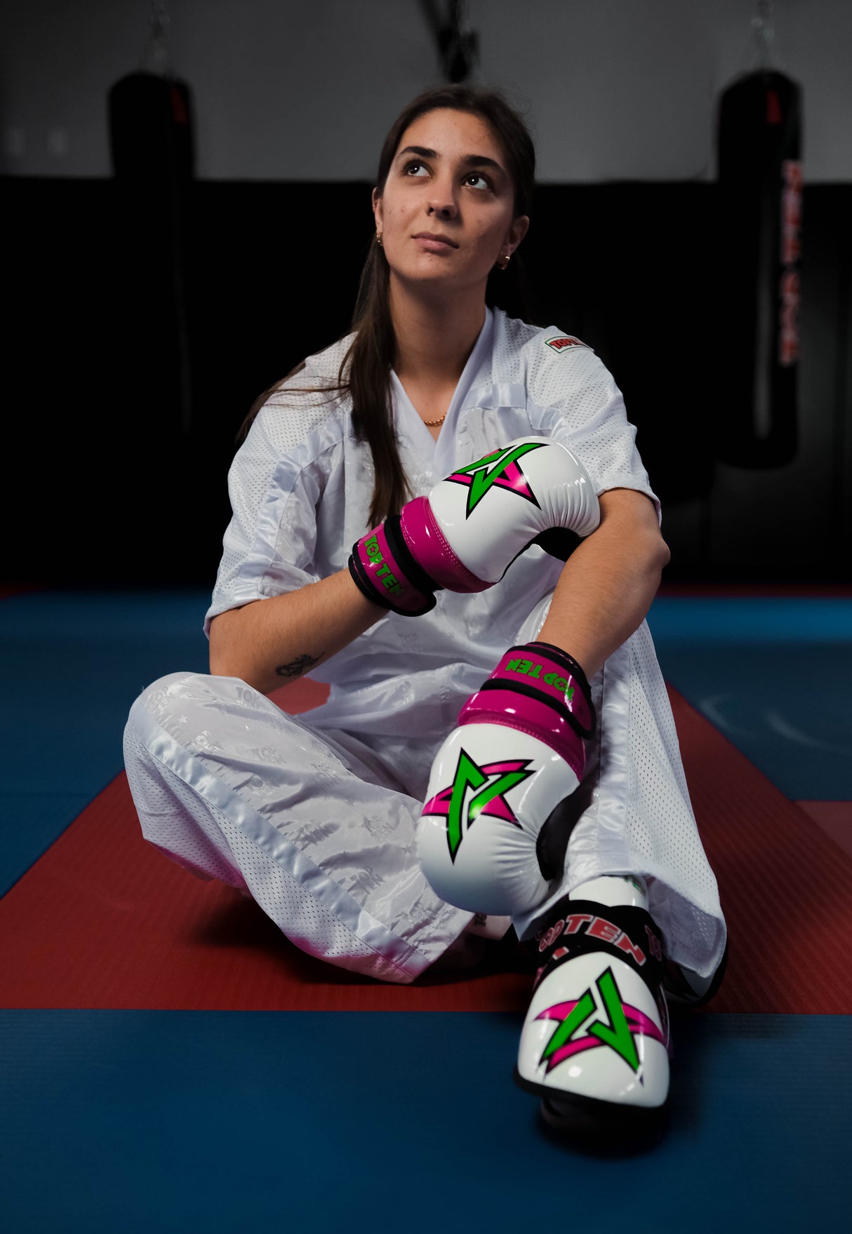 Guantes abiertos Prism Pointfighter TOP TEN en color rosa brillante y blanco