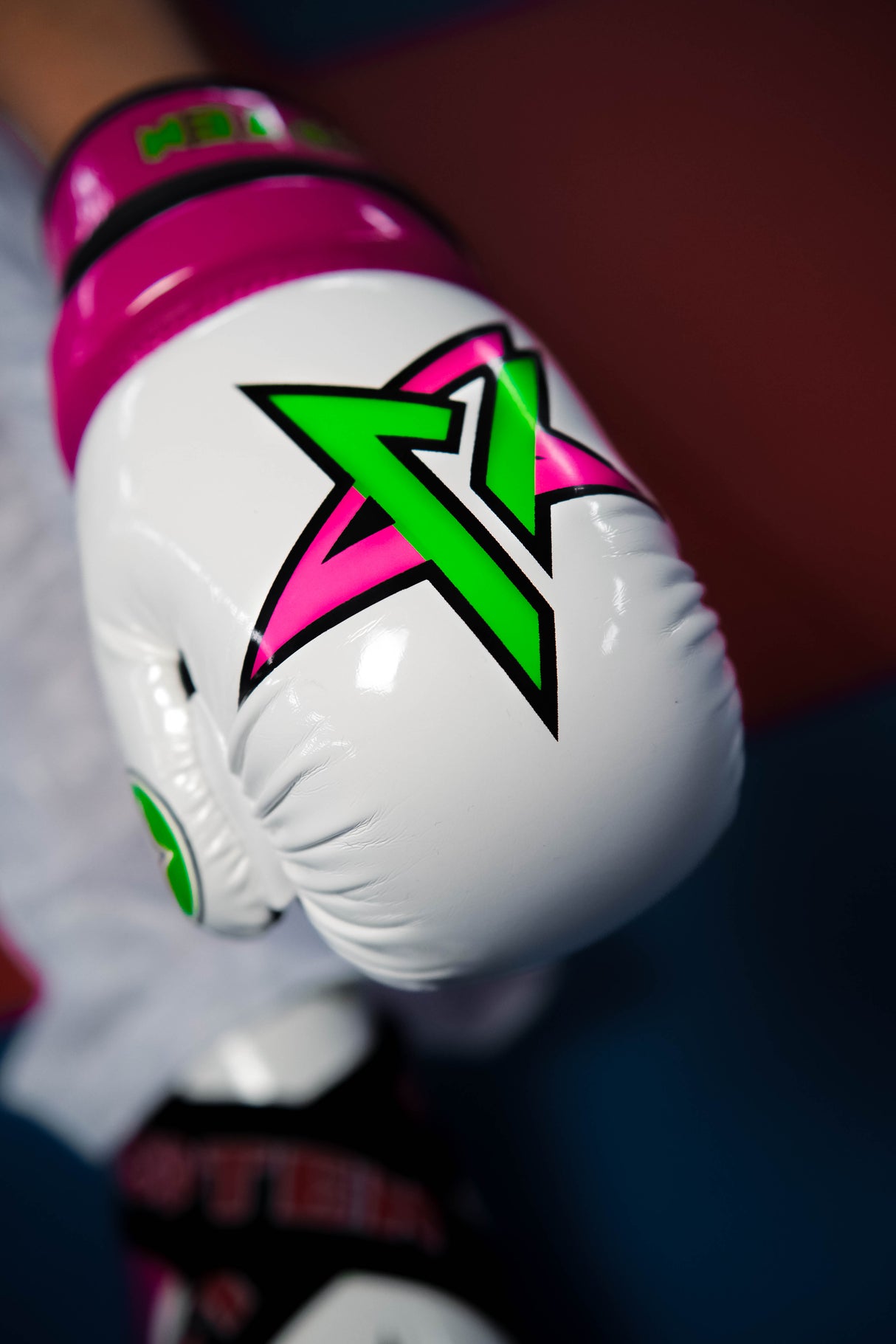 Guantes abiertos Prism Pointfighter TOP TEN en color rosa brillante y blanco