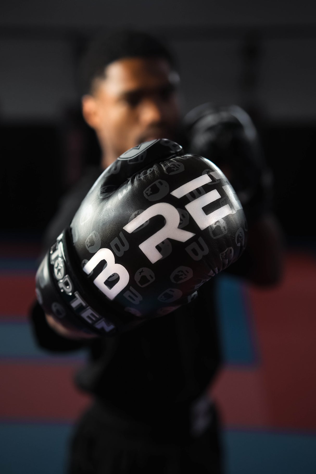 Guantes abiertos Prism Pointfighter TOP TEN en color rosa brillante y blanco